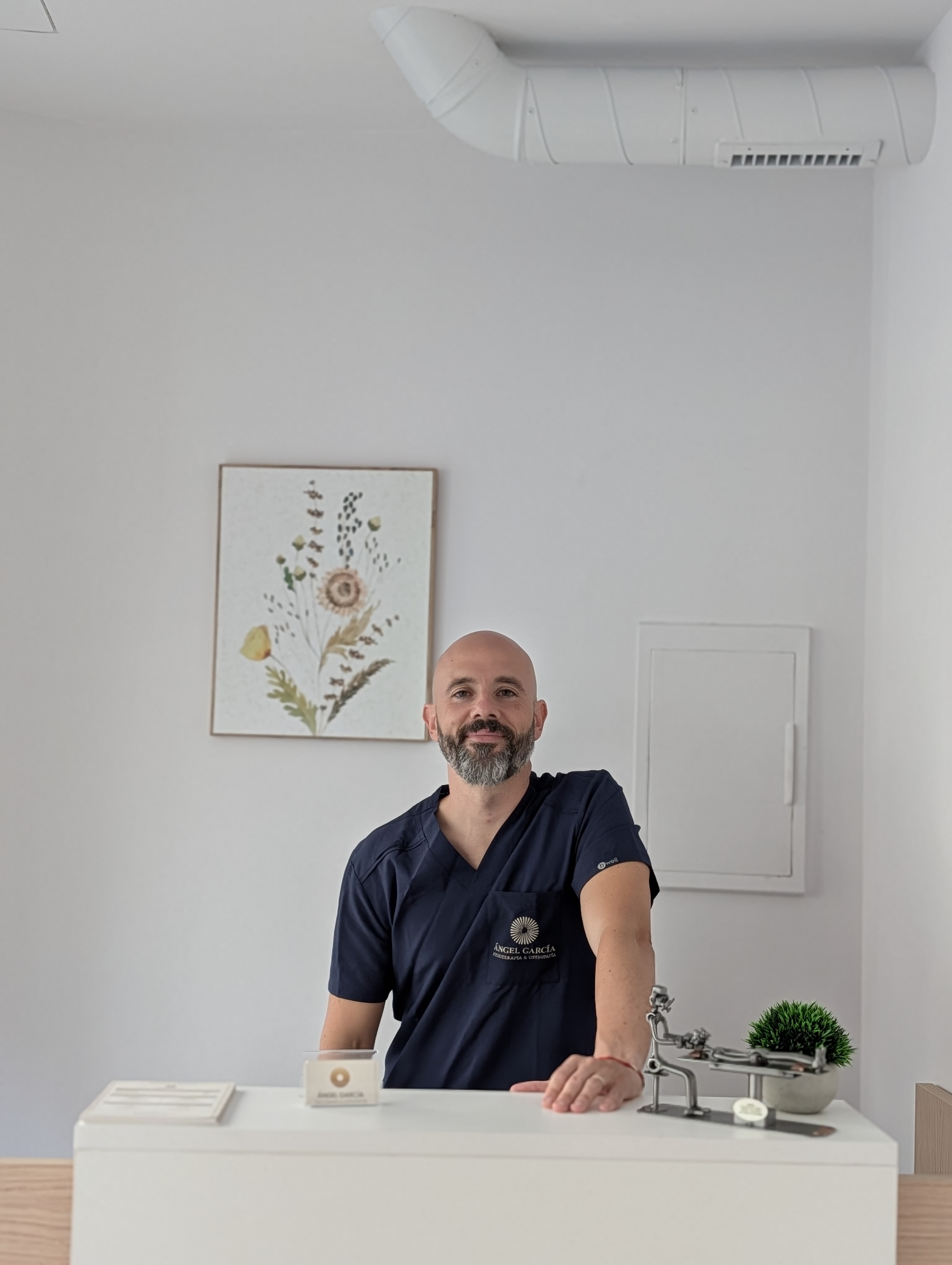Ángel García Fisioterapeuta en su consulta